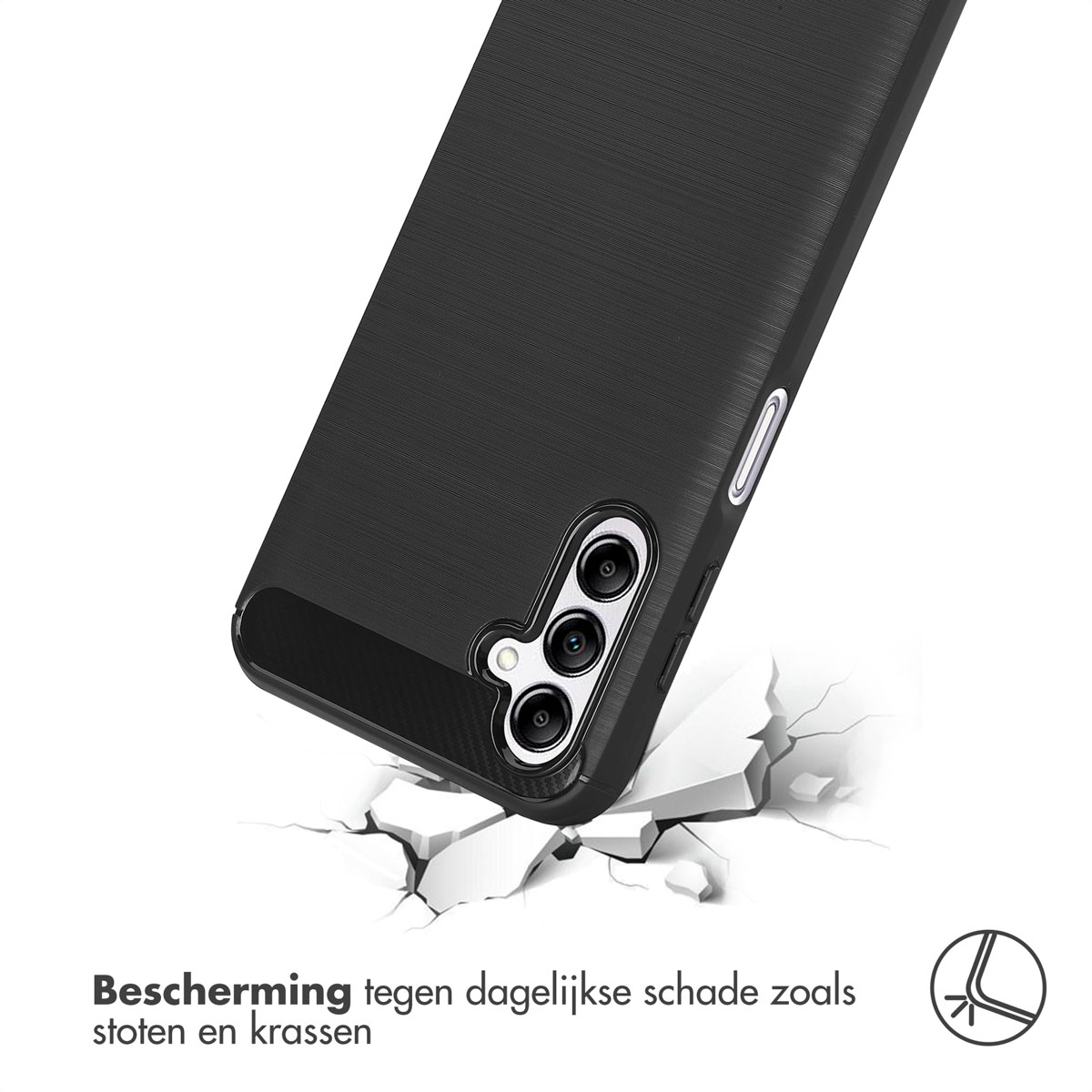 Une coque de téléphone noire avec une configuration à triple caméra. La coque semble protectrice.