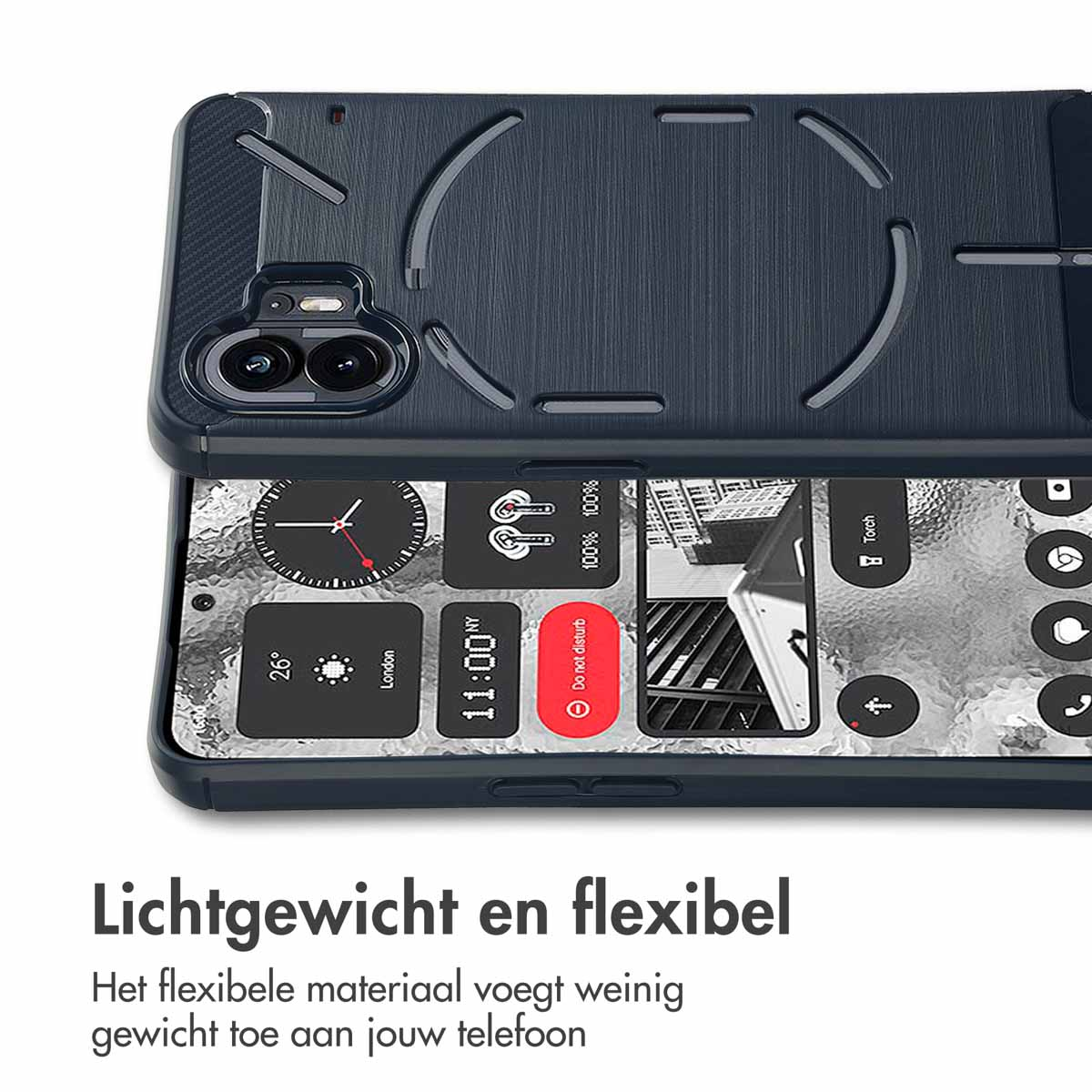 Un telefono con custodia blu scuro e schermo che mostra icone delle app e ora.