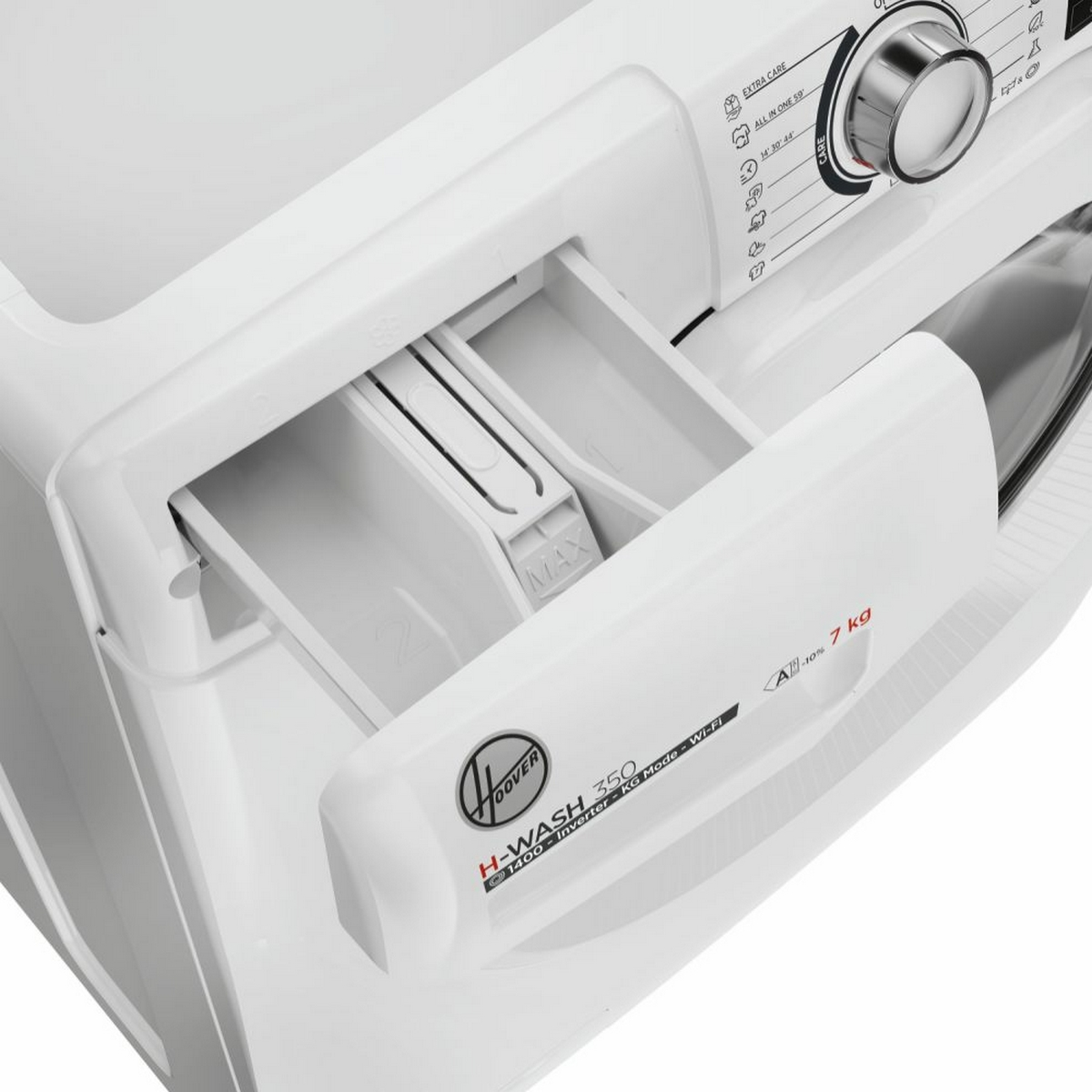 Biała pralka z otwartą szufladą na detergent. Etykieta wskazuje pojemność 7 kg.