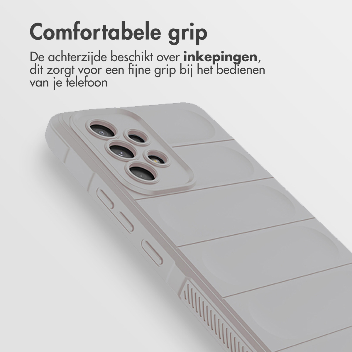 Un étui de téléphone beige avec un motif texturé. L'étui du téléphone est incliné. Le fond est gris clair.