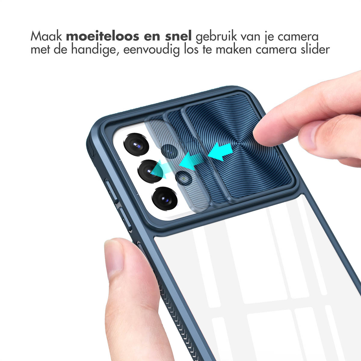 Een hand schuift een camerahoes over een telefoonhoesje. De hoes is blauw en transparant.