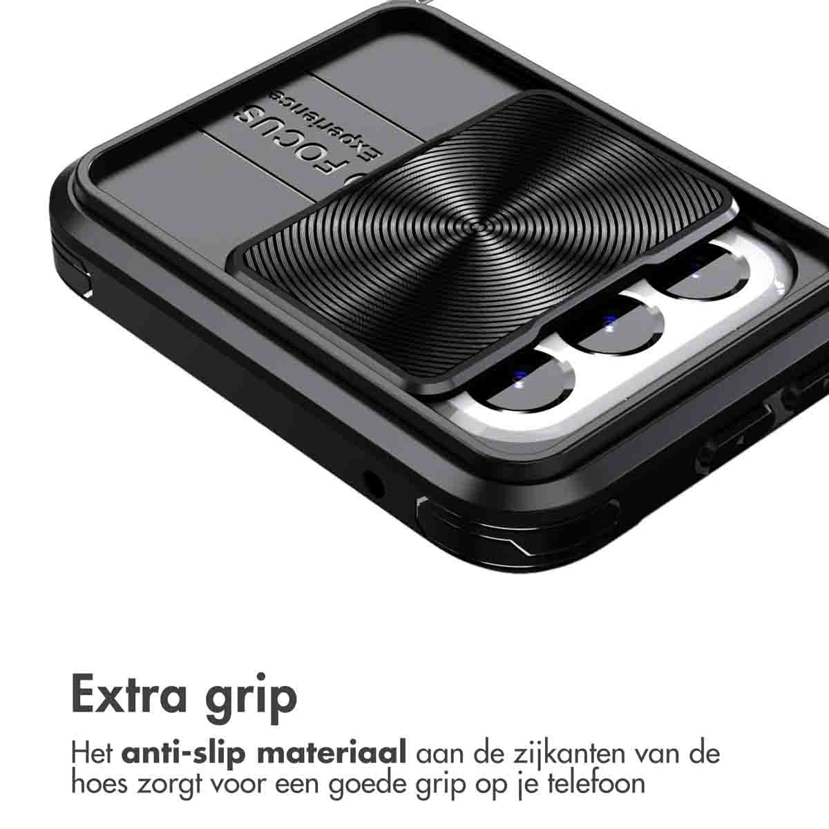 Gros plan sur une coque de téléphone noire avec un cache caméra, texte 'FOCUS Experience' sur le cache.