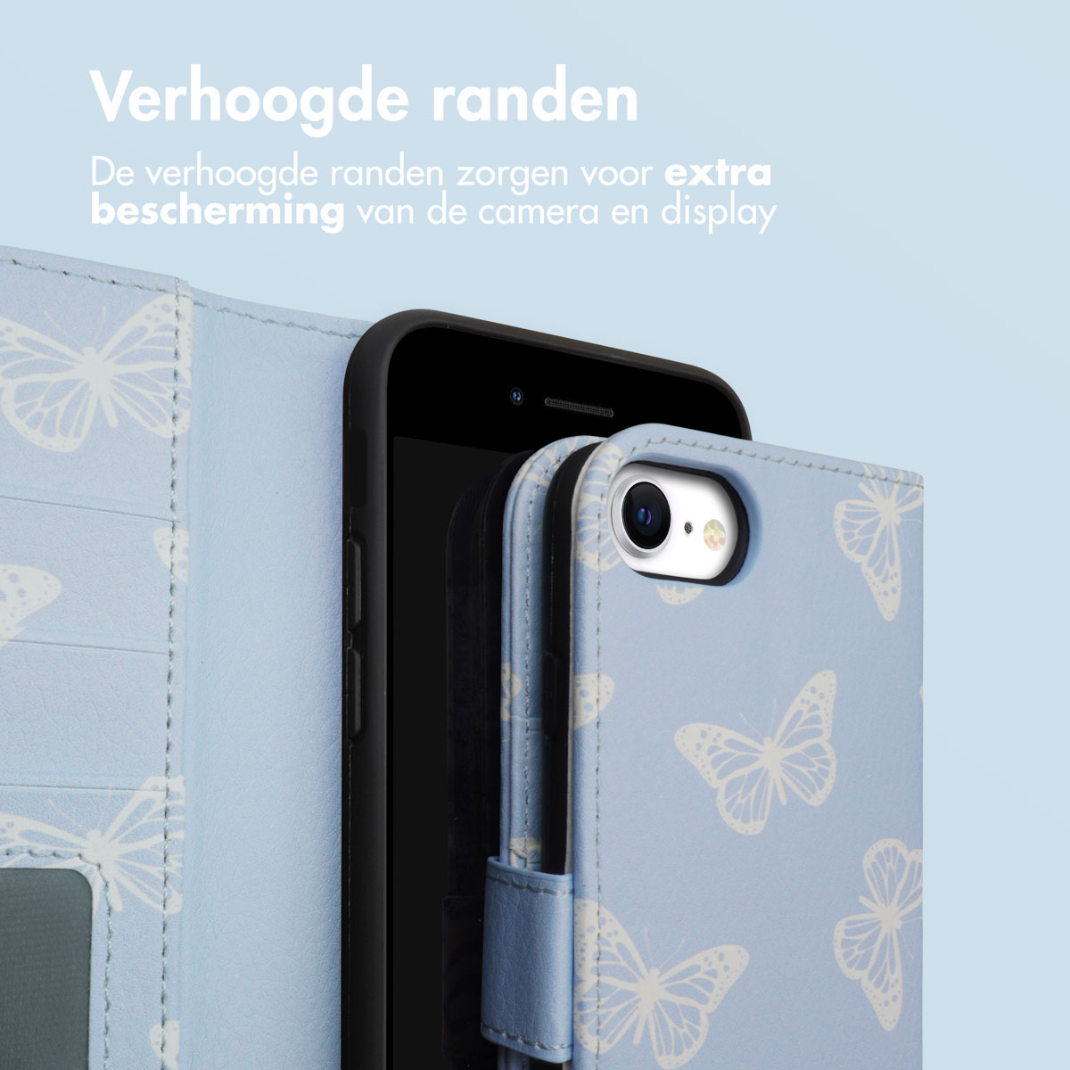 Telefoon in een lichtblauwe vlinderportemonnee-hoes, schuin. Tekst: Verhoogde randen. Blauwe achtergrond.