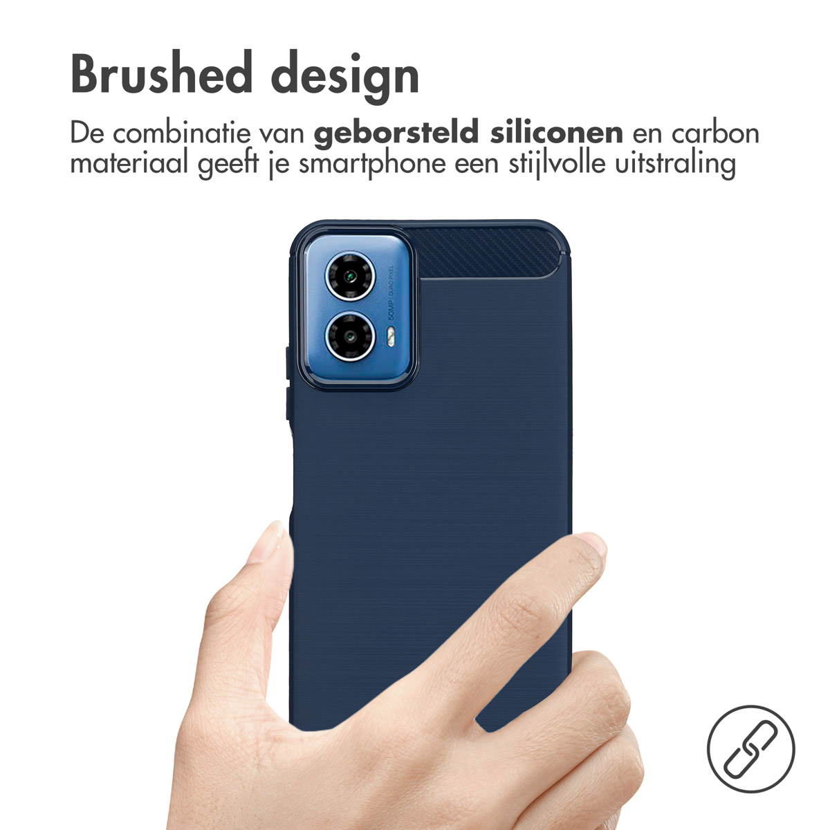 Een hand die een blauwe telefoonhoes vasthoudt met een geborsteld ontwerp. De hoes heeft een carbonvezel design.