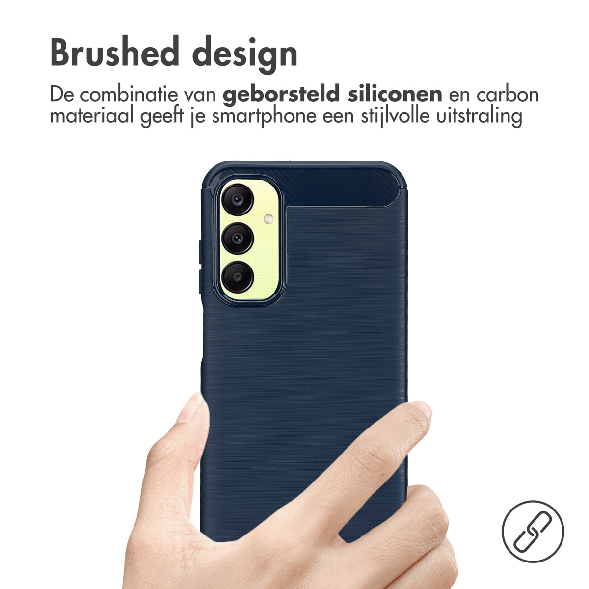 Hand hält eine dunkelblaue Handyhülle. Die Hülle hat ein strukturiertes Design und eine Kameraausbuchtung.