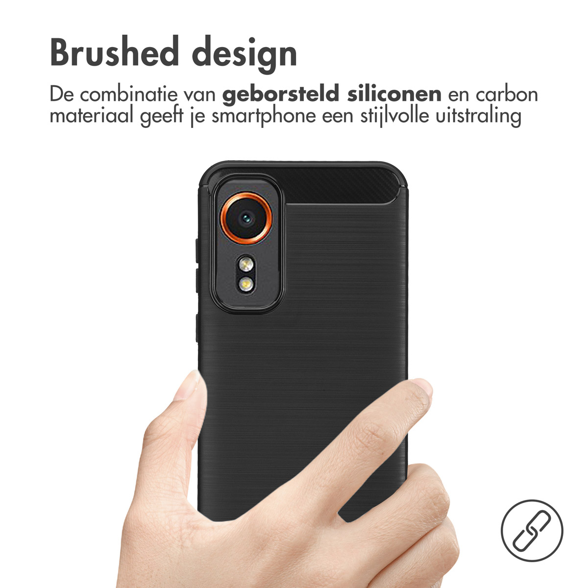 Une main tenant une coque de téléphone noire avec un design brossé. Le téléphone a une caméra.