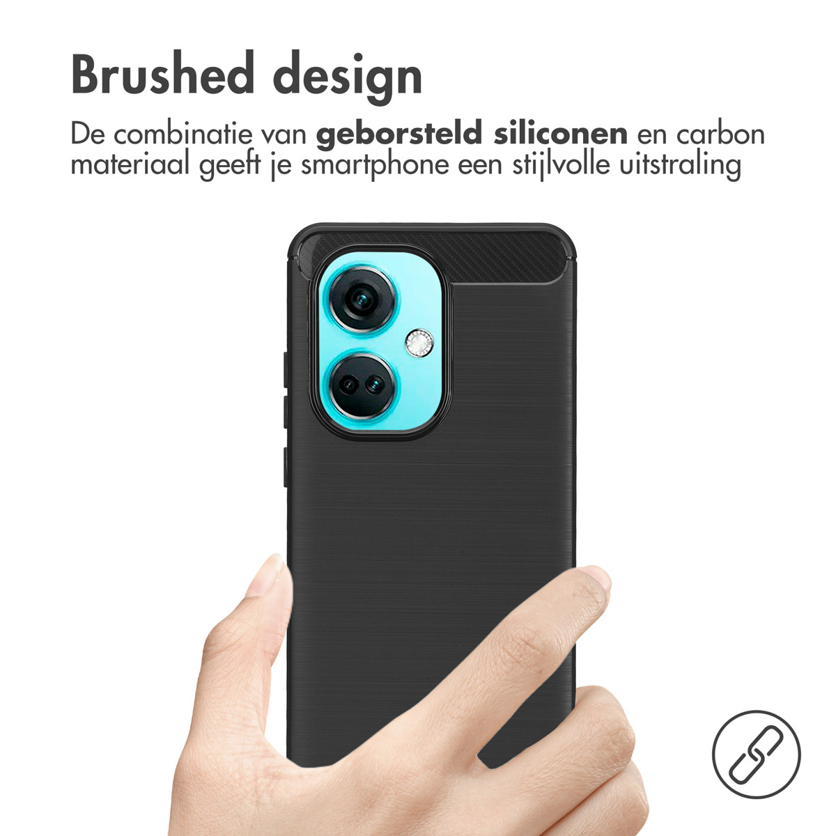 Una custodia per telefono nera con una trama viene tenuta in mano. Il telefono ha un ritaglio per la fotocamera e una superficie strutturata.