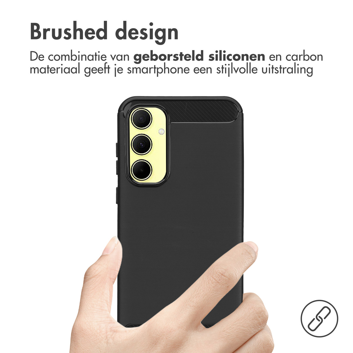 Mano che tiene una cover nera per telefono, con un design spazzolato. La cover mostra la fotocamera del telefono.