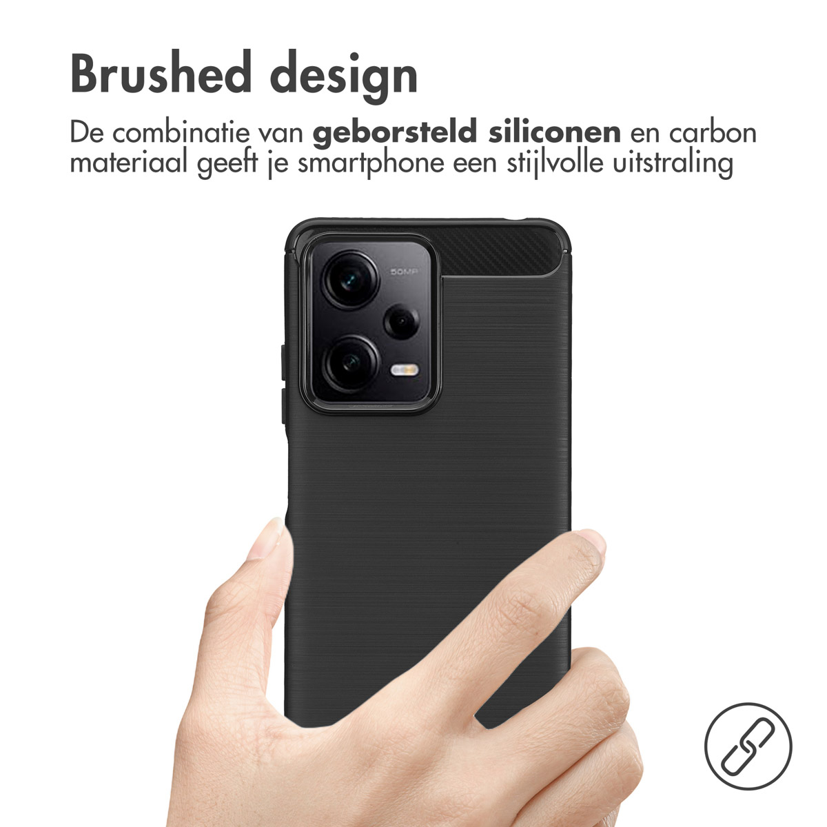 Main tenant une coque de téléphone noire, vue arrière. Design brossé noir, texte 'Brushed design'.