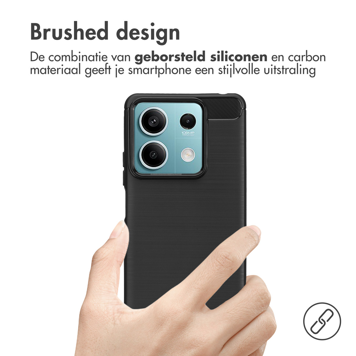 Een persoon houdt een zwarte telefoonhoes met een geborsteld ontwerp vast, op een witte achtergrond.