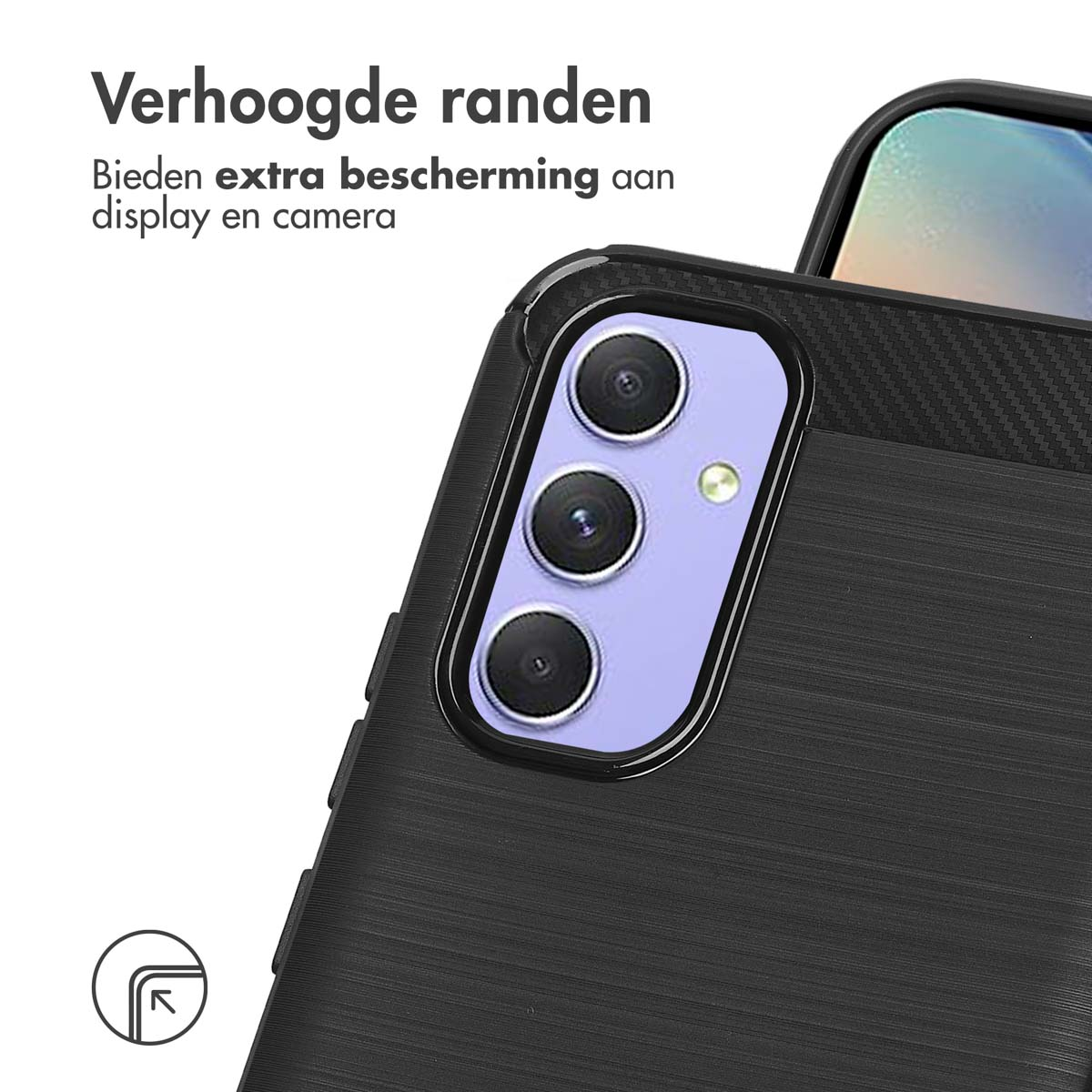 Custodia nera per telefono con testo e dettagli della fotocamera. La custodia protegge il telefono. Sfondo sfocato.