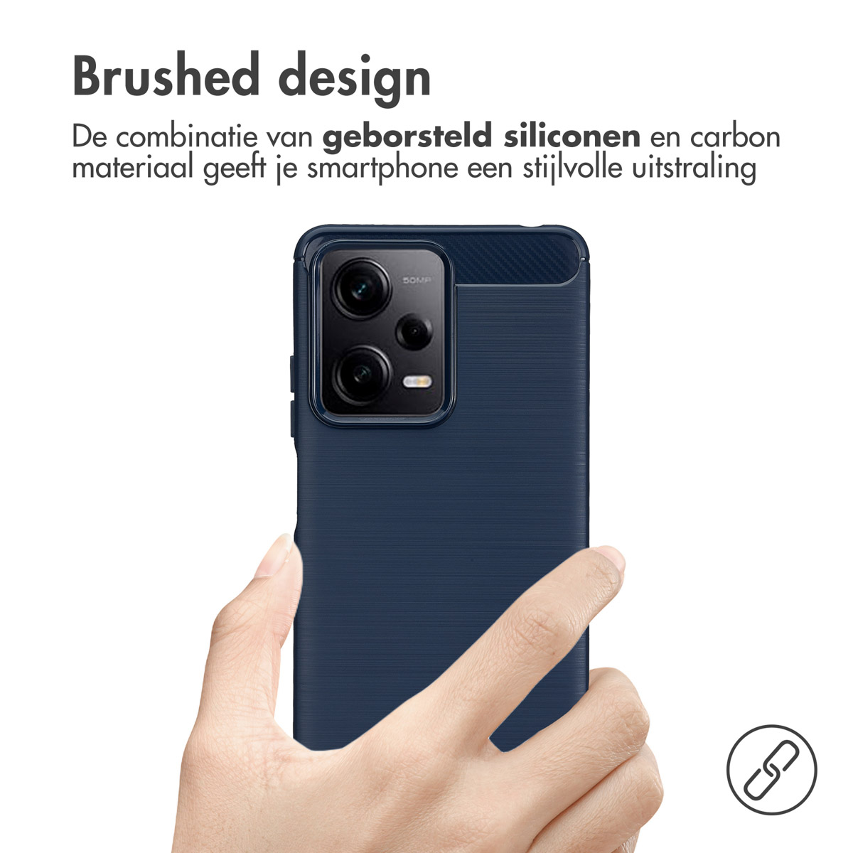 Main tenant un étui de téléphone bleu foncé avec un design brossé. L'arrière-plan est flou.
