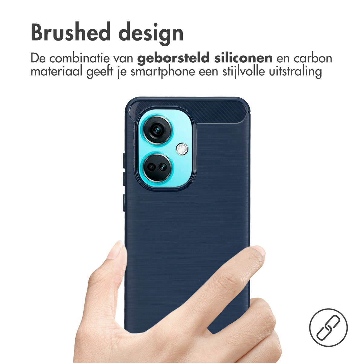 Mano che tiene una custodia blu scuro con design spazzolato e un telefono.