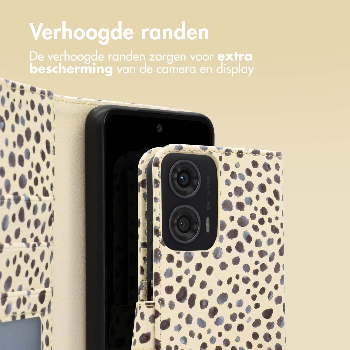 Telefoonhoes, open. Crèmekleurige hoes met zwarte stippen. Zwarte telefoon. Witte achtergrond.