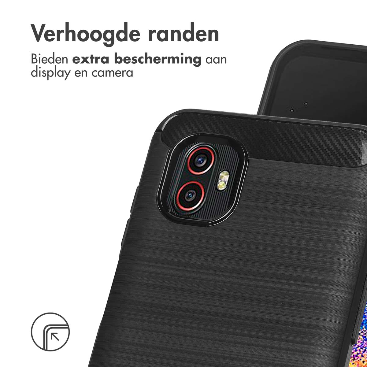 Primo piano di una custodia nera strutturata con lenti della fotocamera visibili.