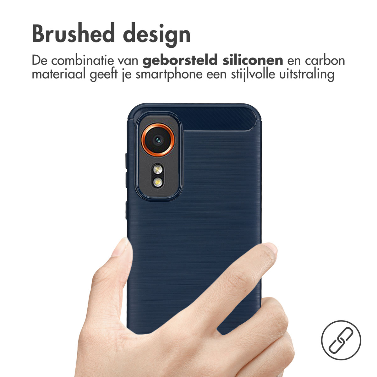 Main tenant une coque de téléphone bleu foncé avec un design brossé, montrant la caméra et les détails, sur fond blanc.