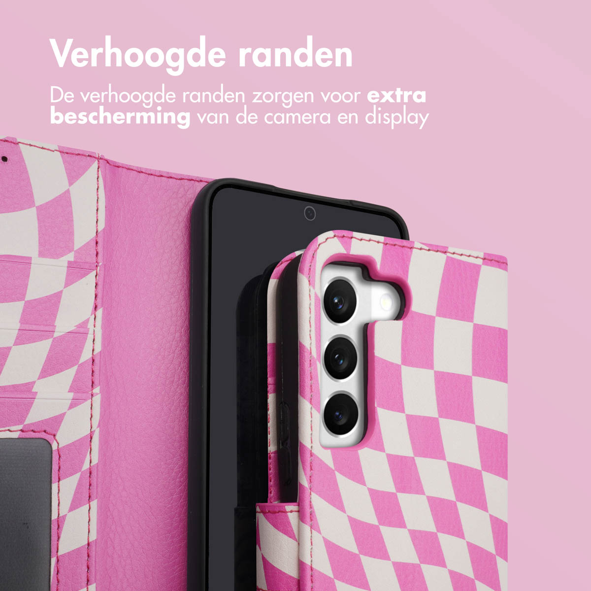 Un étui de téléphone à carreaux roses et blancs, ouvert, montrant le téléphone et le design de l'étui.