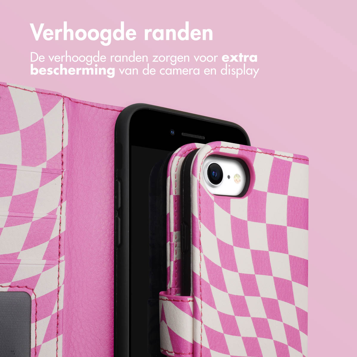 Roze en witte geruite telefoonhoes met verhoogde randen, telefoon binnenin.