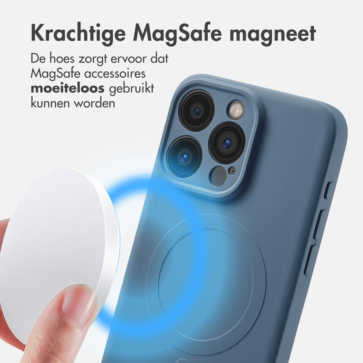 Coque de téléphone bleue avec chargeur MagSafe blanc attaché, fond bleu avec cercle.