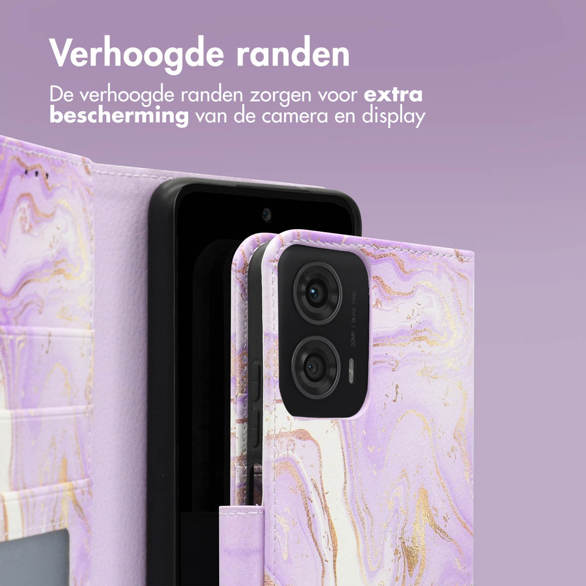 Een telefoon zit in een paars en goudkleurig patroonhoesje. De hoes is open en toont het scherm.