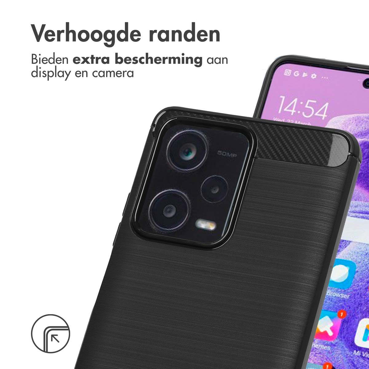 Primo piano di una custodia per telefono nera con configurazione a tripla fotocamera, uno smartphone con app visibili.