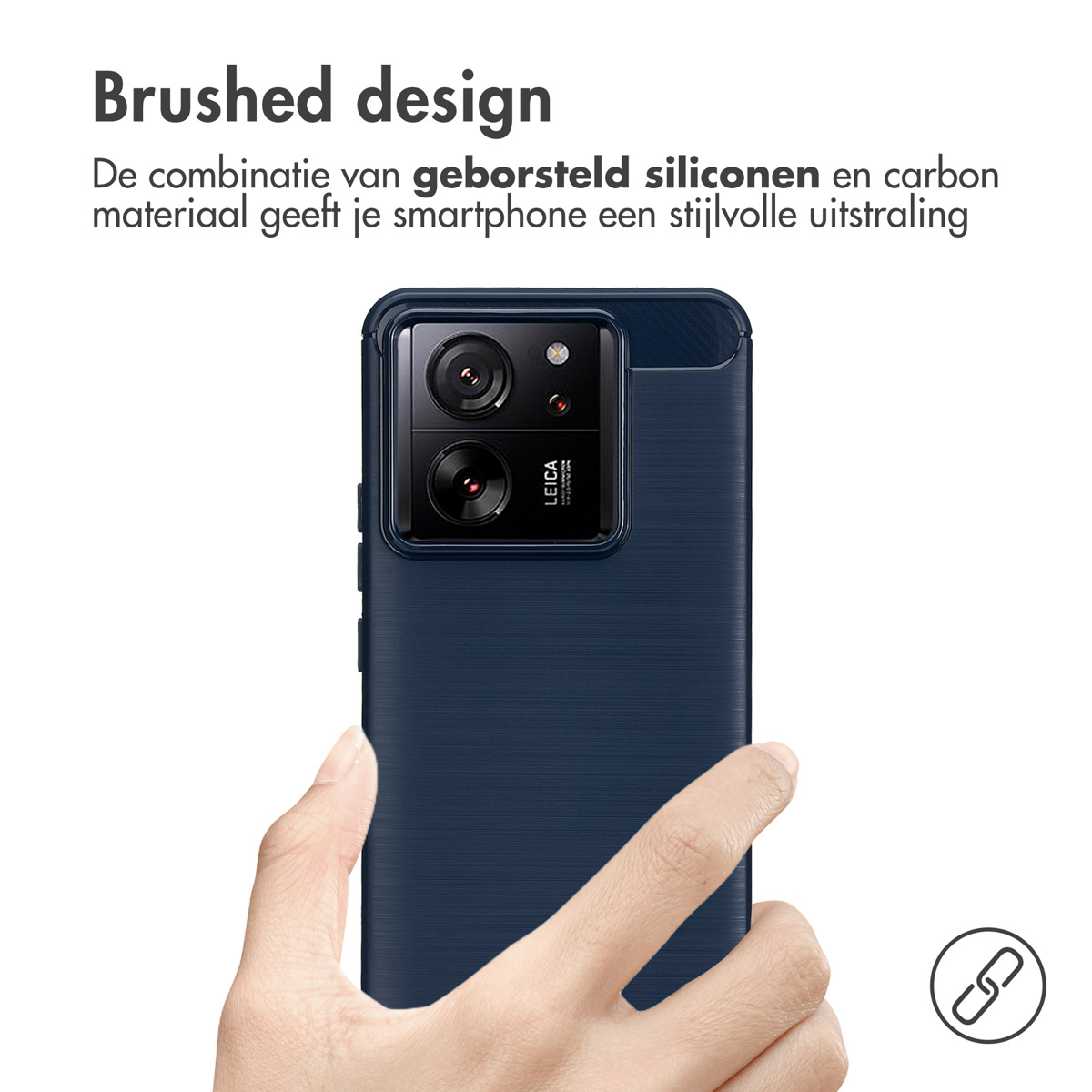 Une coque de téléphone bleu marine avec un design brossé. Une main tient le téléphone.