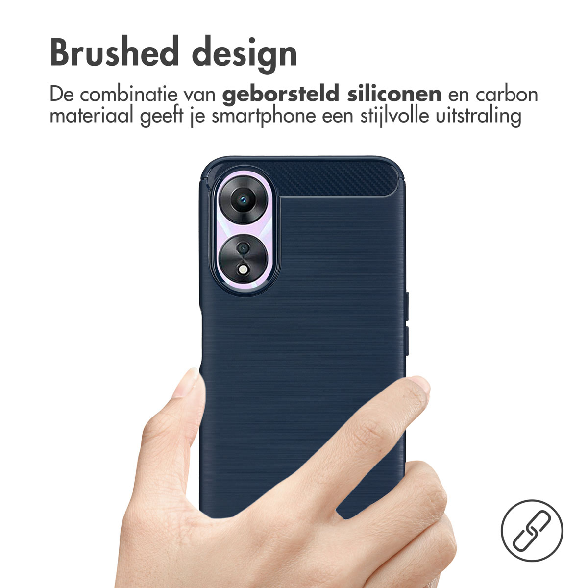 Eine Hand hält eine marineblaue Handyhülle mit gebürstetem Design. Die Hülle bedeckt die Kamera des Telefons.