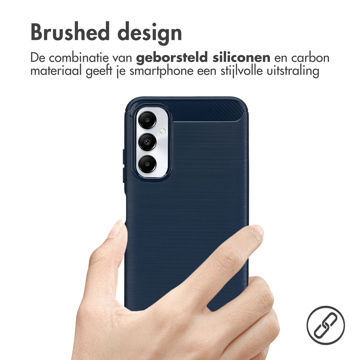 Main tenant une coque de smartphone bleu marine. La coque a un design brossé.