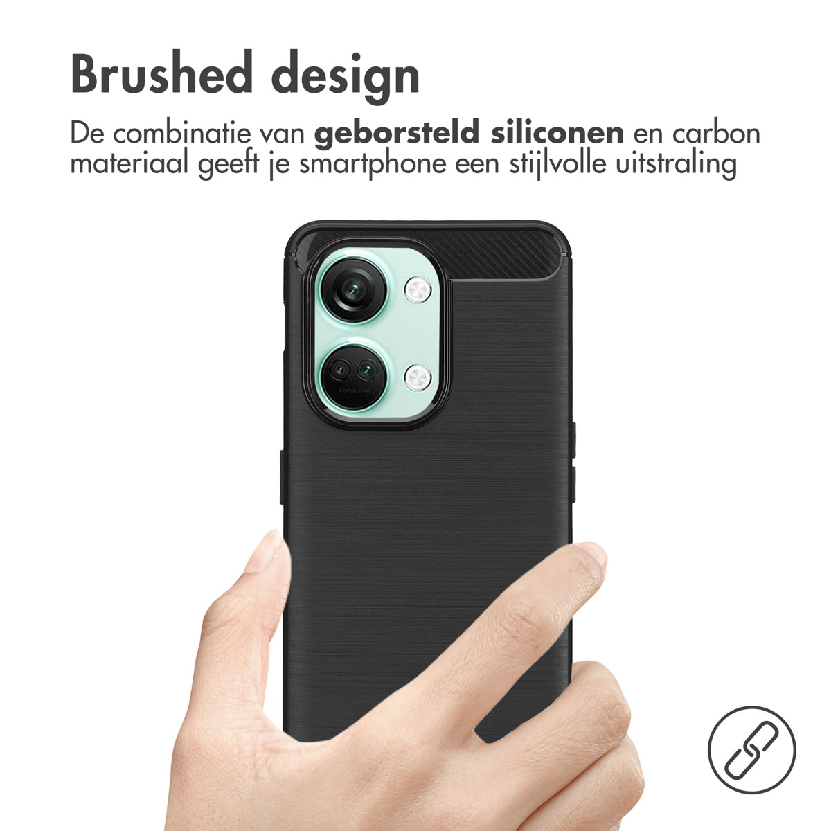 Hand die een zwarte telefoonhoes vasthoudt met een gestructureerd oppervlak, met de cameralens.