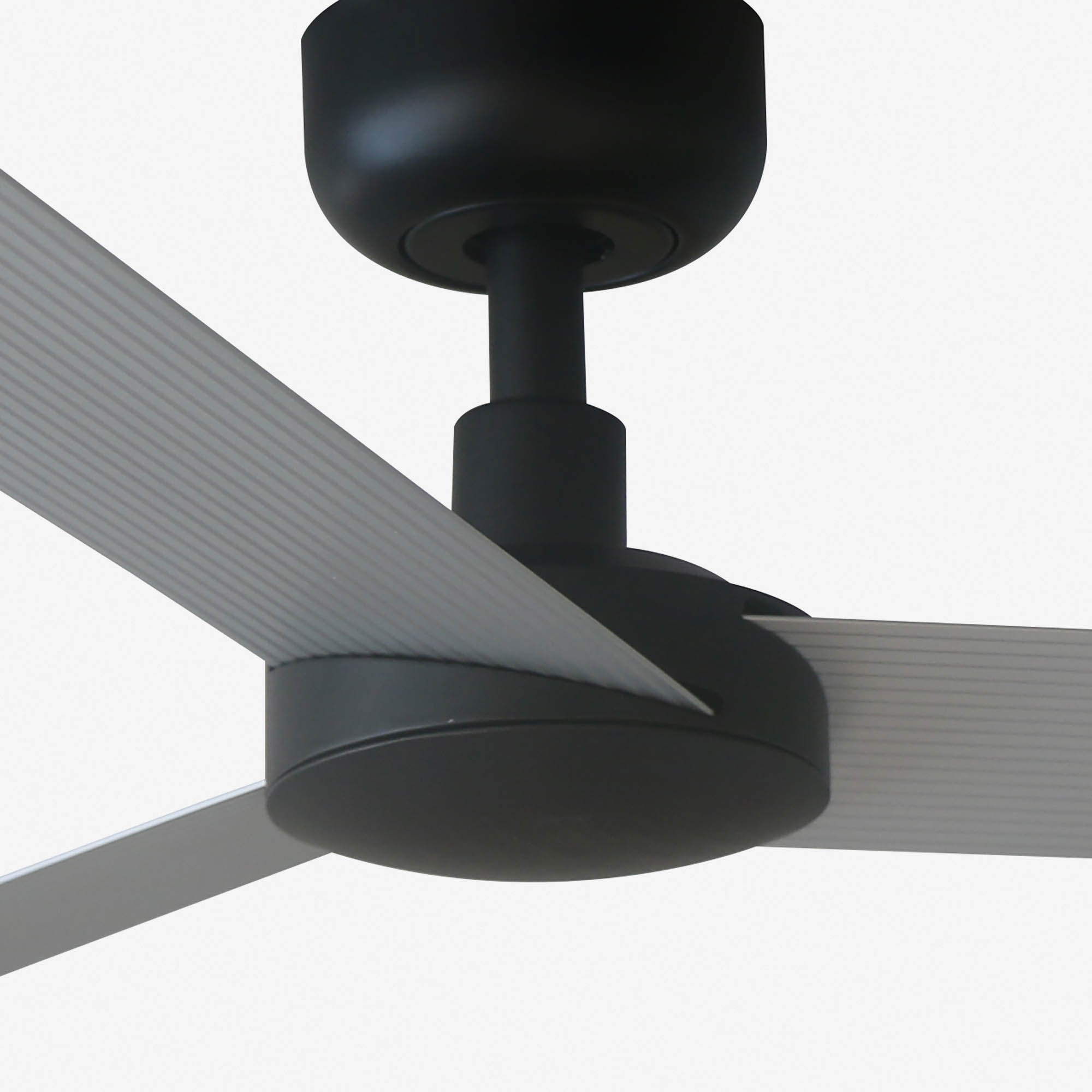 Un ventilatore da soffitto nero con tre pale argentate, su sfondo bianco.
