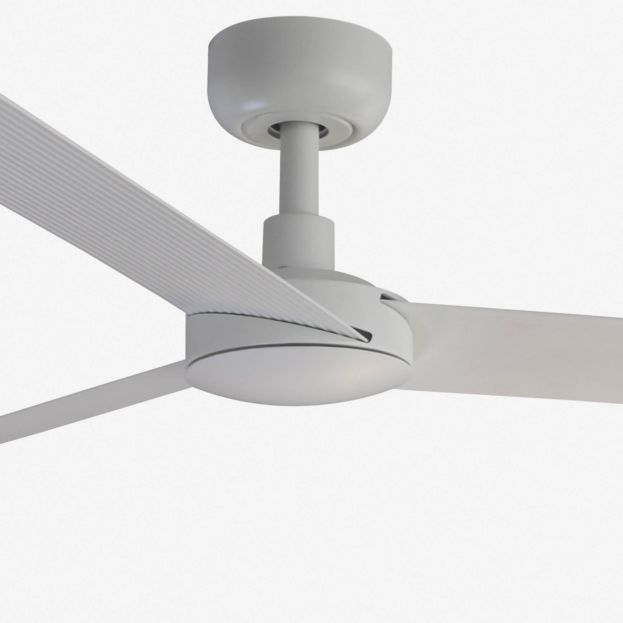 Weißer Deckenventilator. Er hat 3 Flügel und ein zentrales Motorgehäuse.