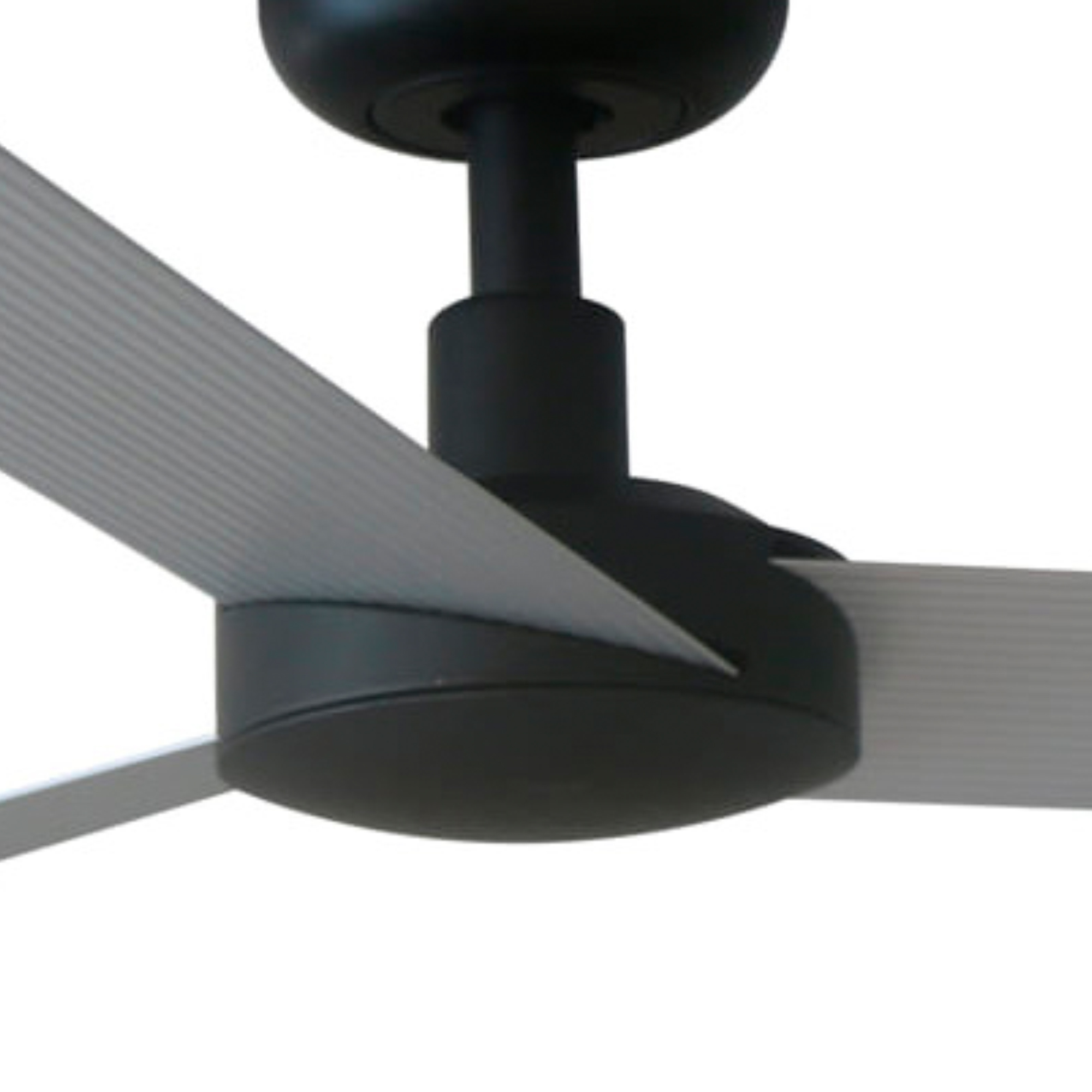 Schwarzer Deckenventilator mit drei silbernen Flügeln, Nahaufnahme vor weißem Hintergrund.