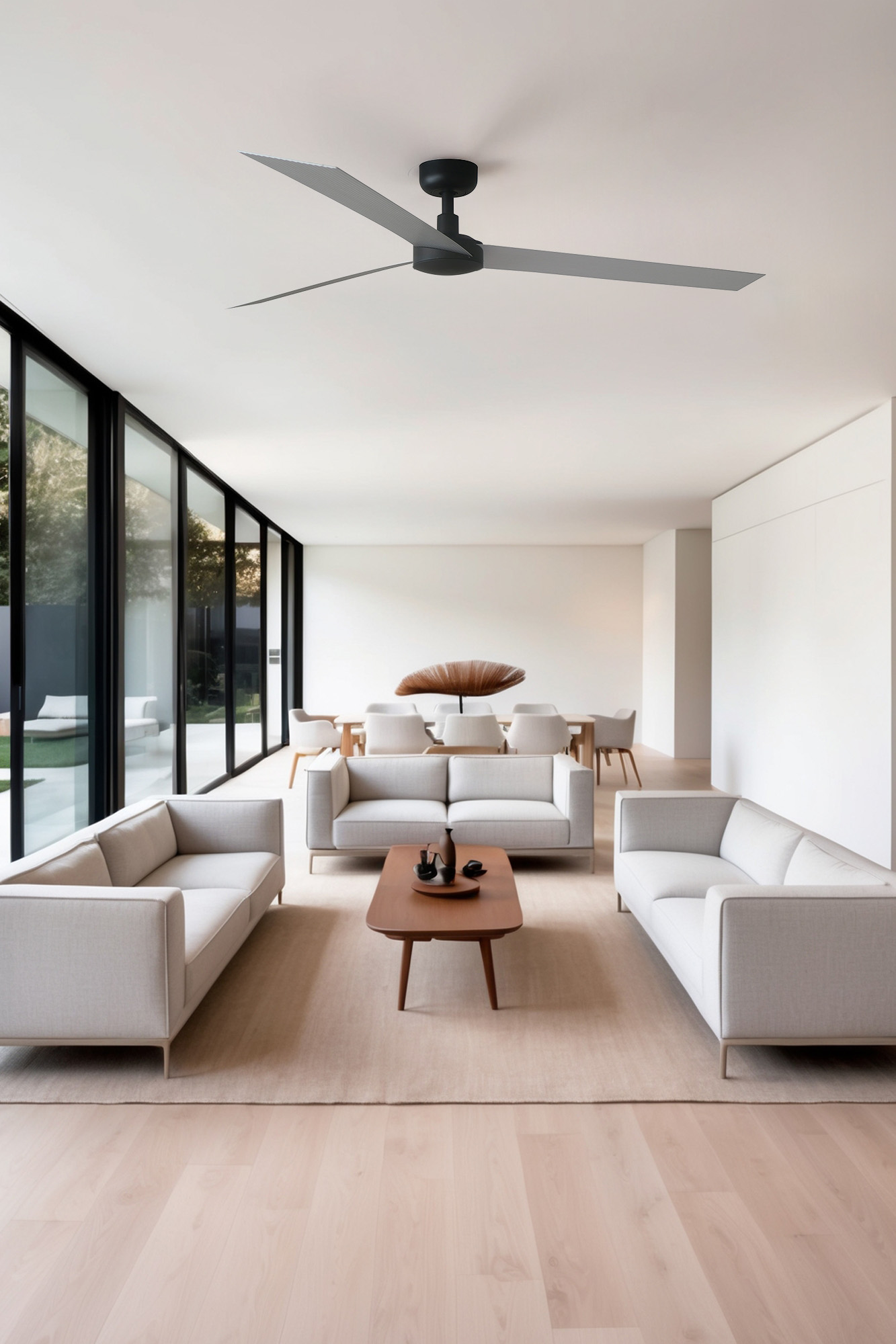 Ein modernes Wohnzimmer mit beigen Sofas, einem Holztisch und einem Deckenventilator.