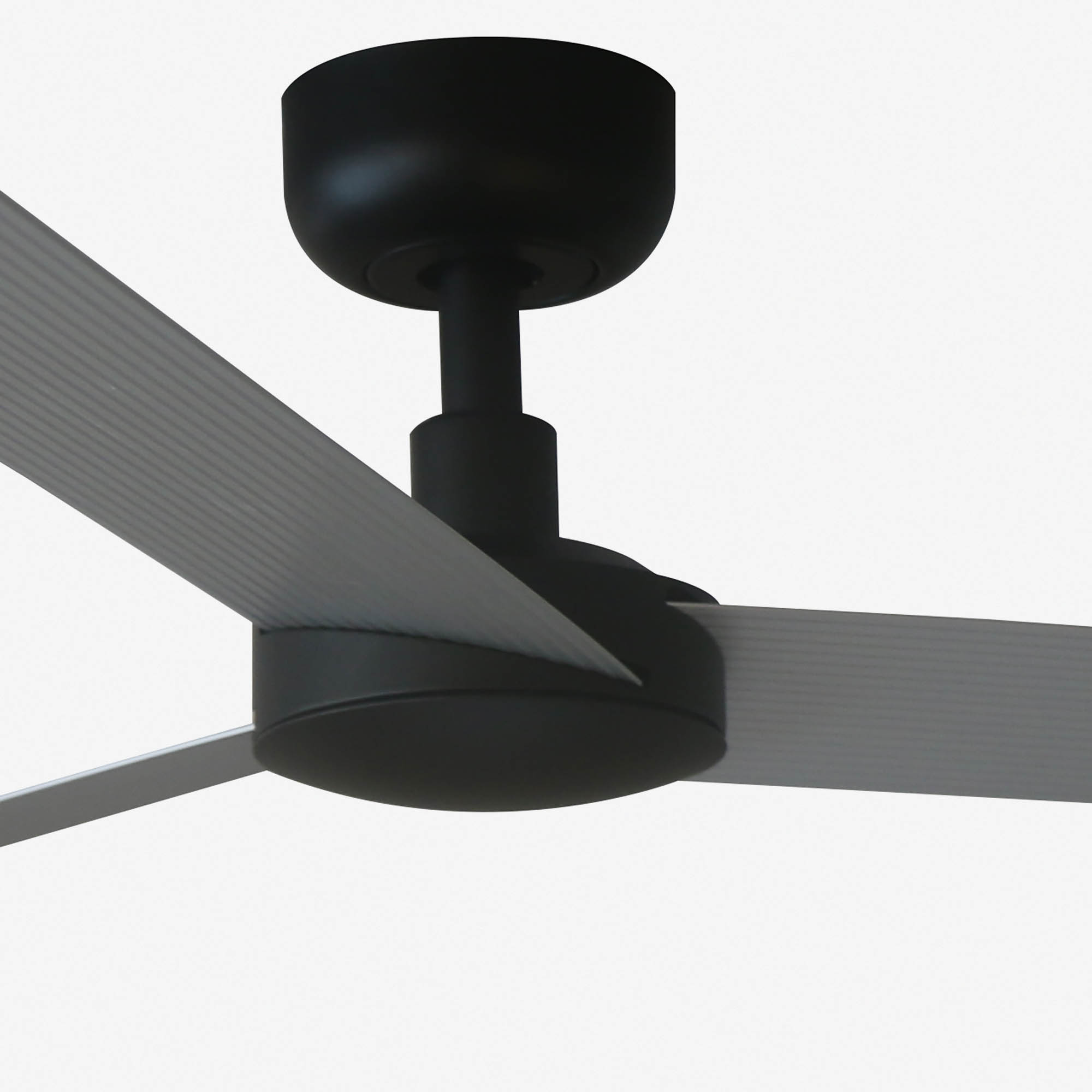Moderner Deckenventilator mit drei silbernen Flügeln und schwarzem Motorgehäuse, auf weißem Hintergrund.