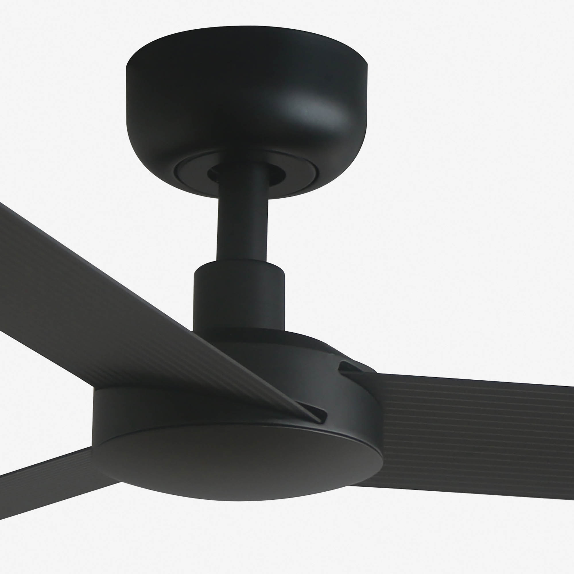 Schwarzer Deckenventilator mit drei Flügeln, auf weißem Hintergrund.