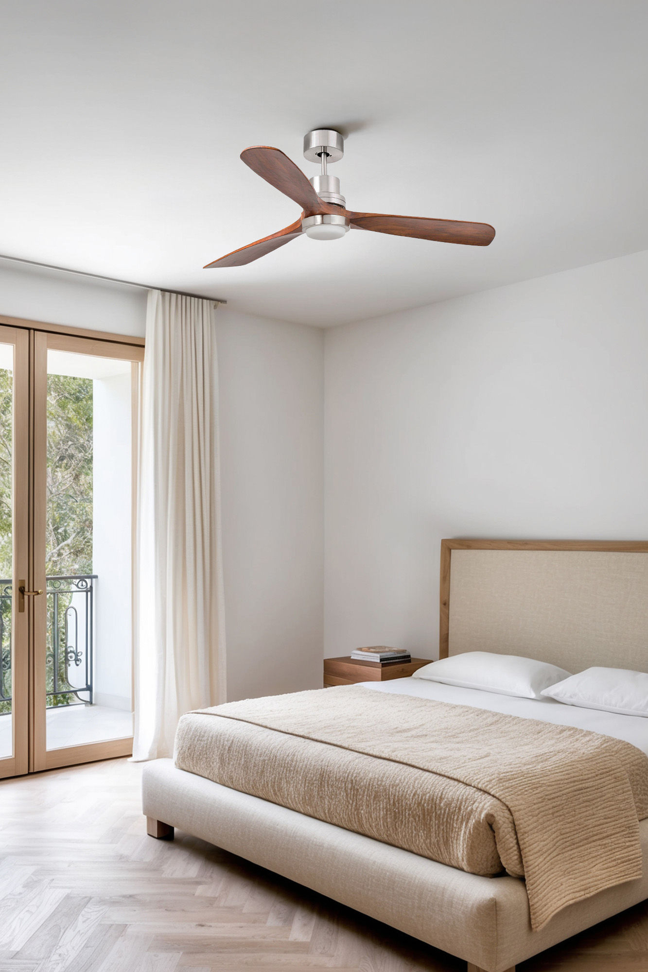 Camera da letto con ventilatore a soffitto, letto e vista su un balcone.