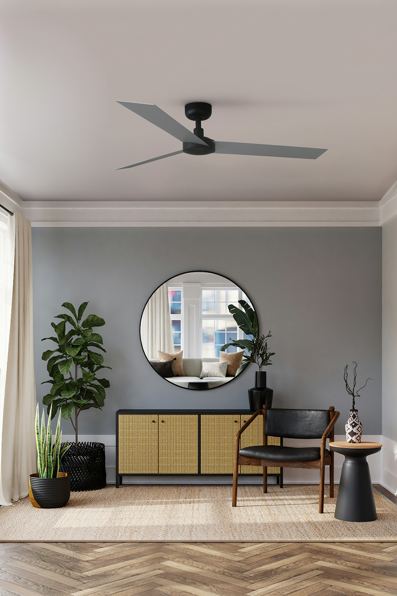 Ein Zimmer mit Deckenventilator, Spiegel, Schrank, Stuhl und Pflanzen. Das Zimmer hat einen neutralen Farbton.
