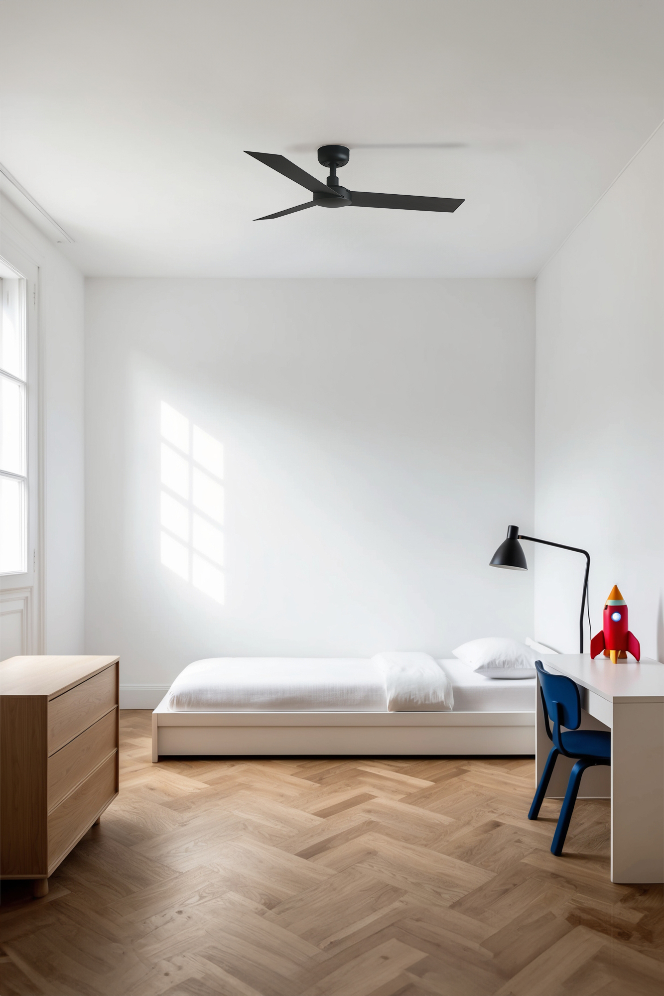 Schlafzimmer mit Bett, Lampe, Kommode und blauem Stuhl. Holzboden.