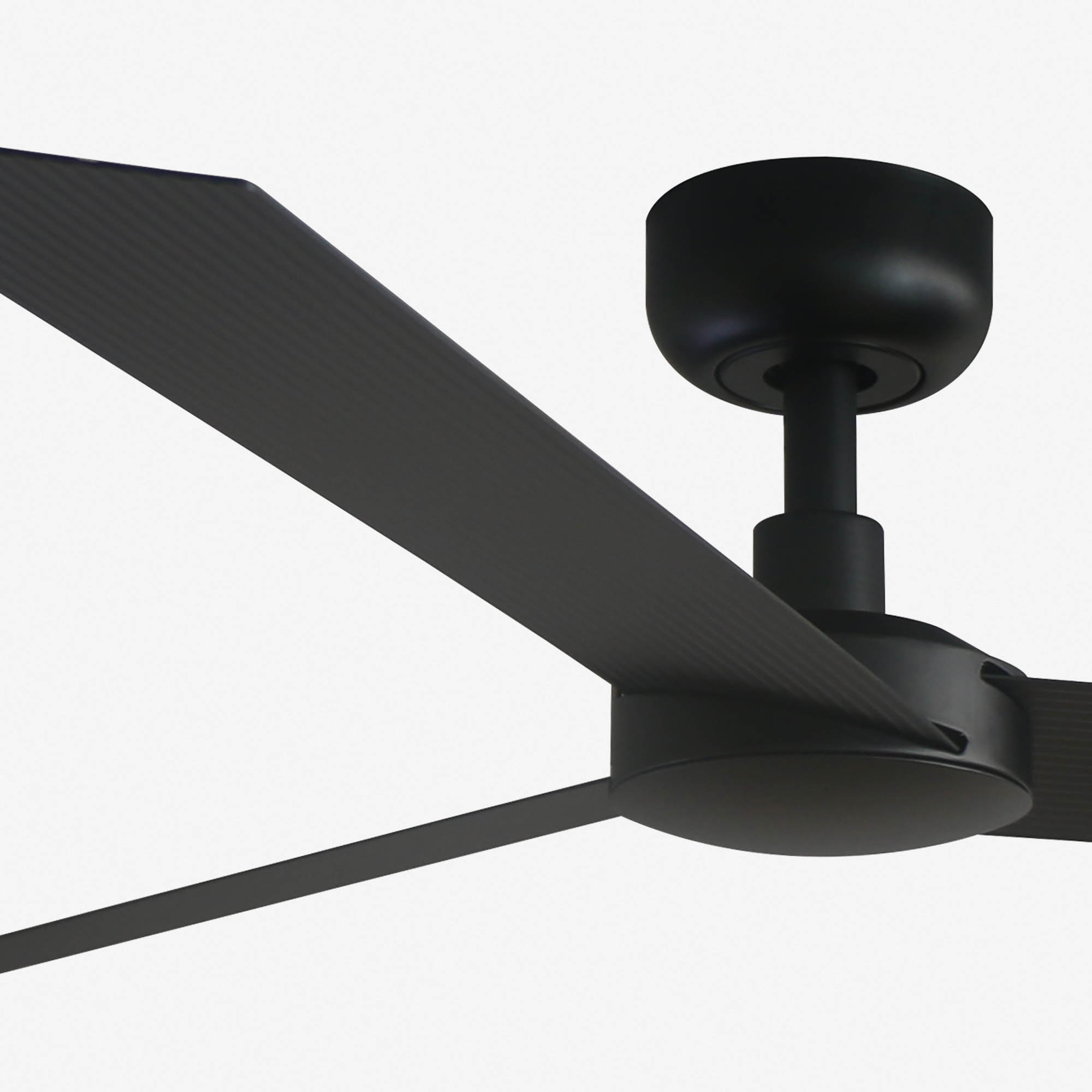 Un ventilatore da soffitto nero con tre pale. Le pale sono angolate e il supporto a soffitto è visibile.