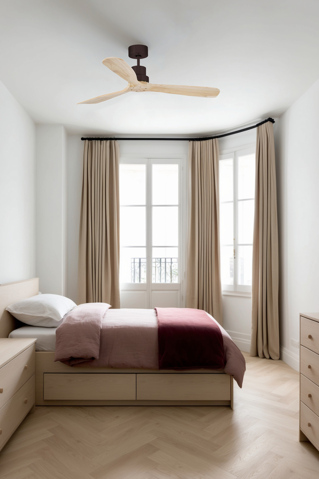 Ein Schlafzimmer mit Bett, Vorhängen und Deckenventilator. Der Raum ist gut beleuchtet.