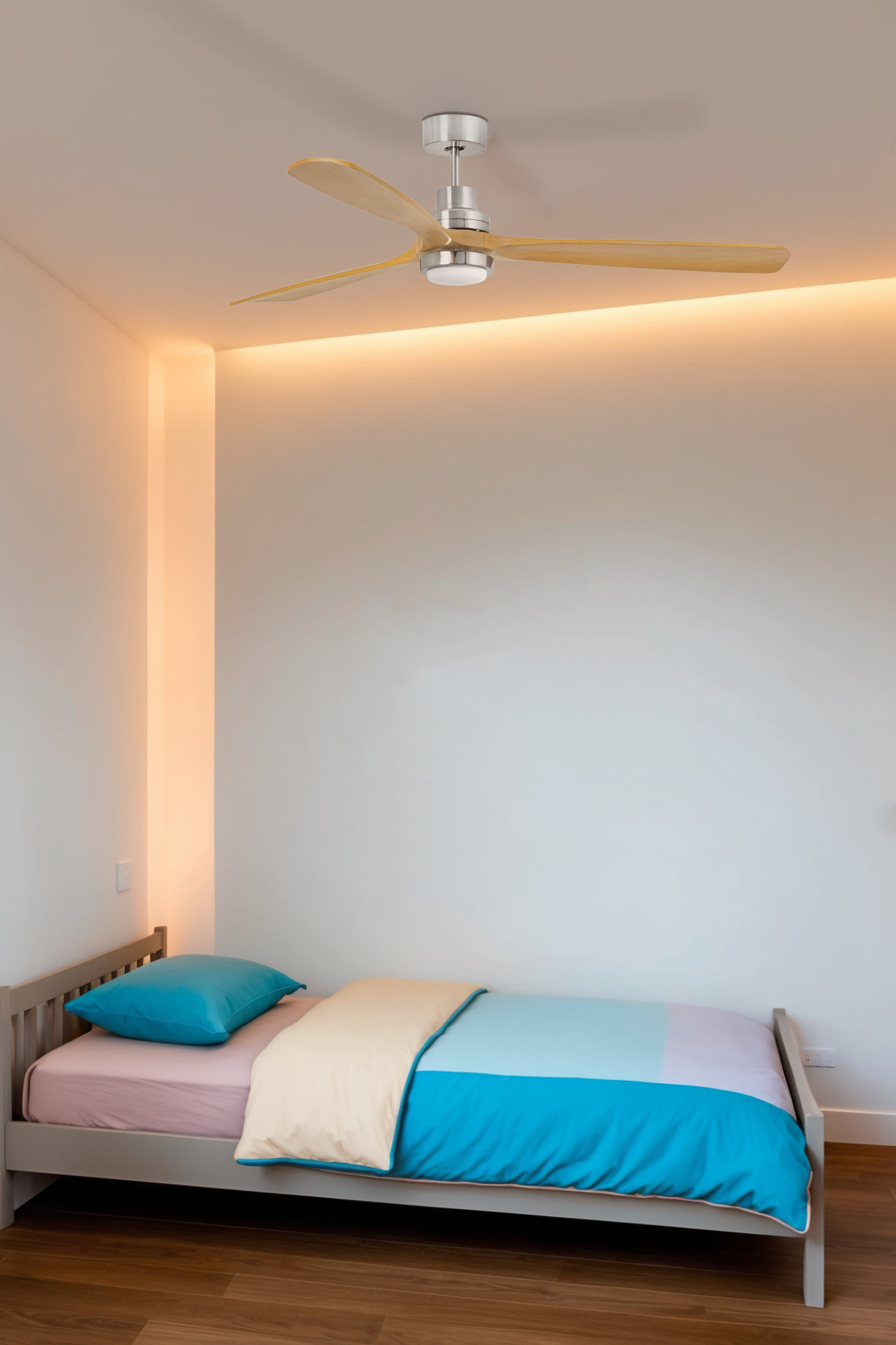 Camera da letto con letto, cuscino turchese e coperta multicolore. Un ventilatore a soffitto e luce.