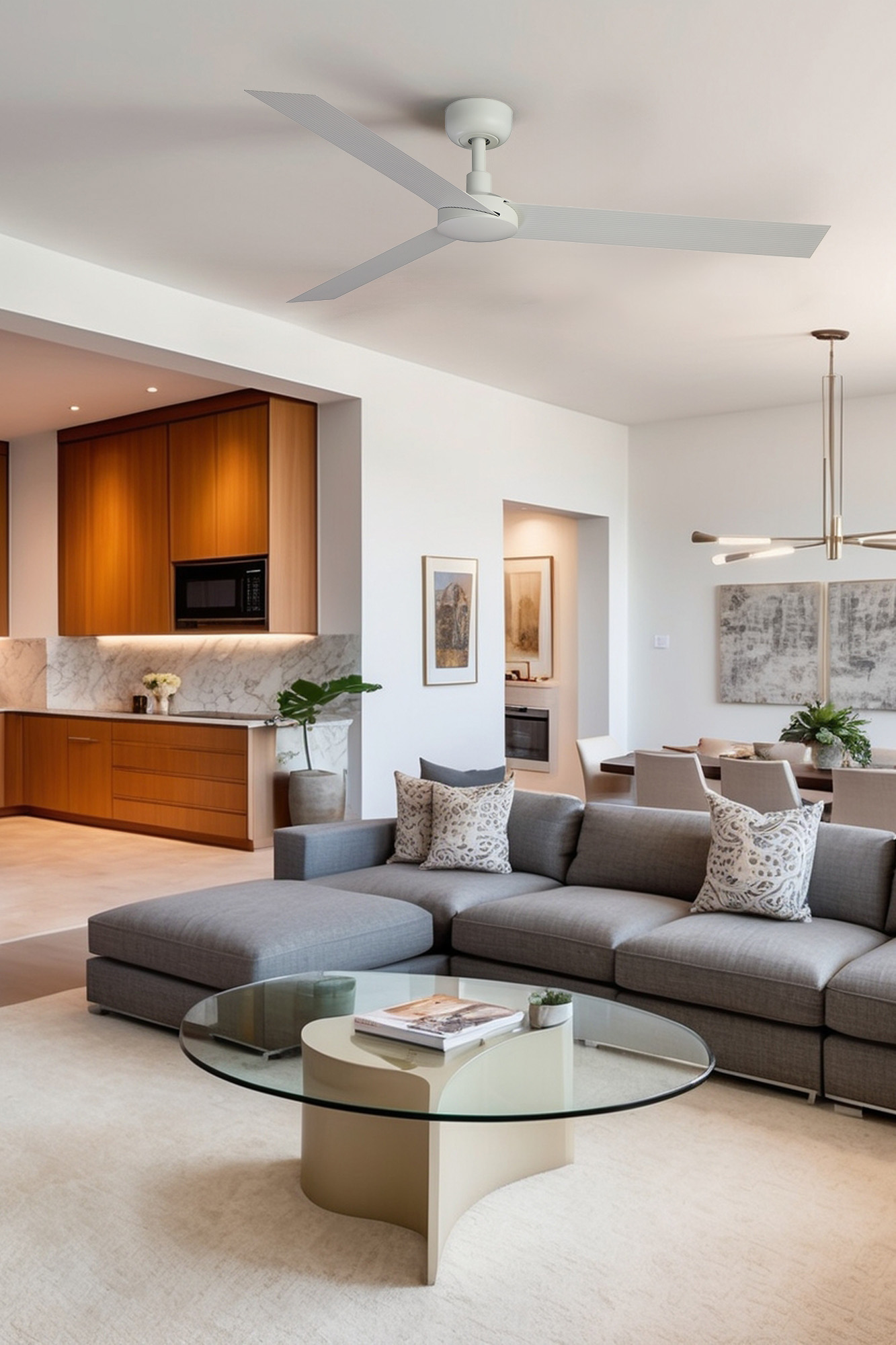 Modernes Wohnzimmer mit grauem Sofa, Glastisch, Deckenventilator und Holzschränken.