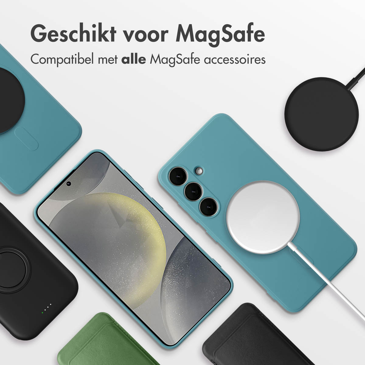 Telefoon, blauwgroene hoes en MagSafe-accessoires. De objecten staan op een wit oppervlak.