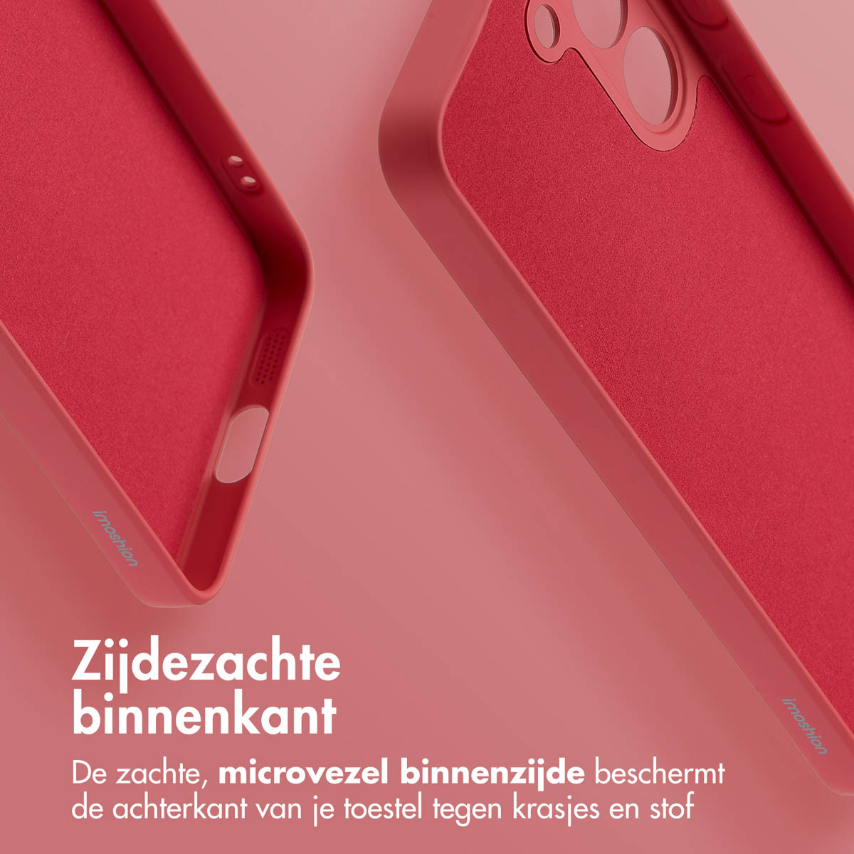 Close-up van de binnenkant van een rode telefoonhoes, microvezel en het Imoshion merk.
