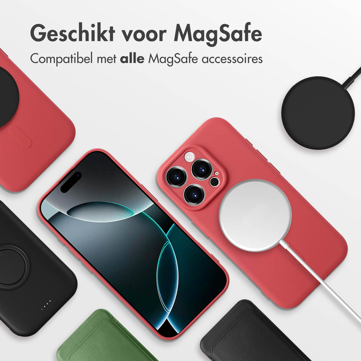 Verschillende telefoons en opladers op een wit oppervlak. Telefoonhoesjes zijn rood en zwart. Tekst: "Geschikt voor MagSafe".