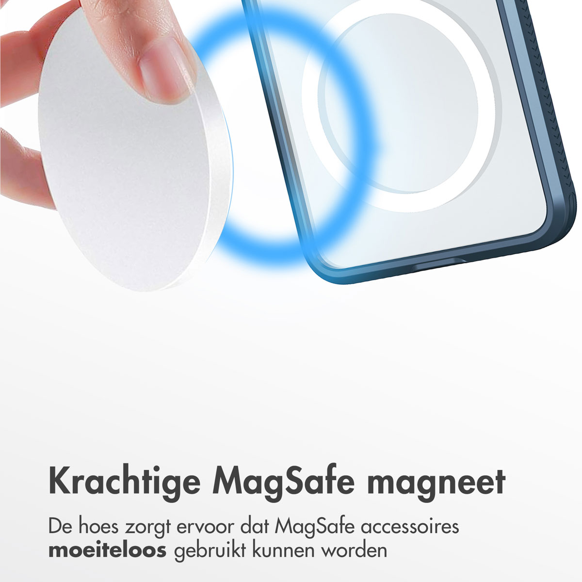 Hand die een MagSafe-oplader bij een telefoonhoes houdt, close-up.
