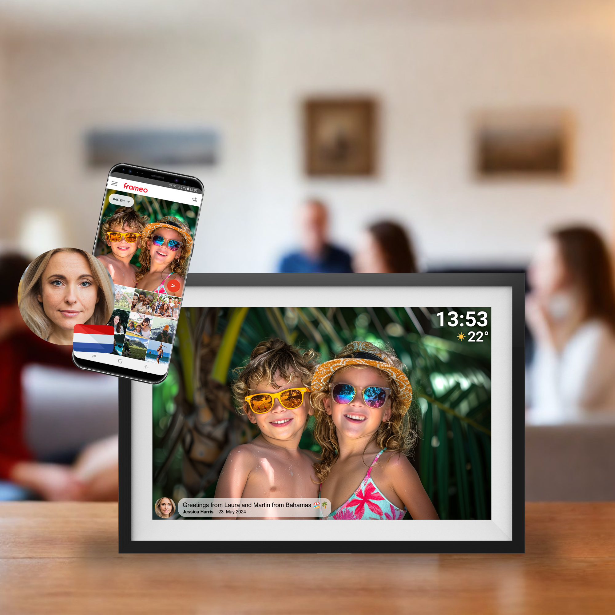 Cadre photo numérique affichant des photos et l'heure. Un téléphone et des personnes en arrière-plan.