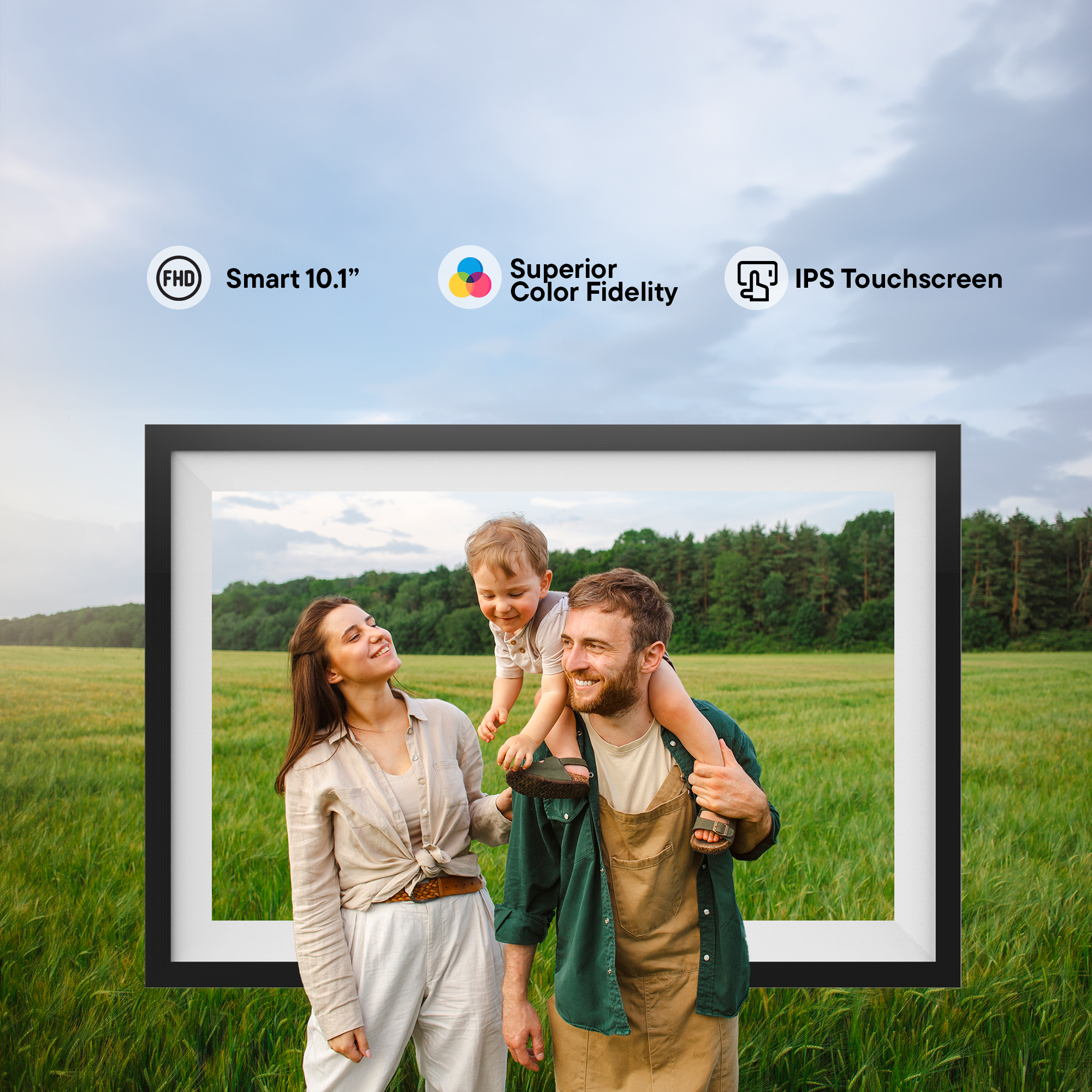 Un portrait de famille à l'intérieur d'un cadre photo numérique. Une famille est dans un champ avec le ciel en arrière-plan.