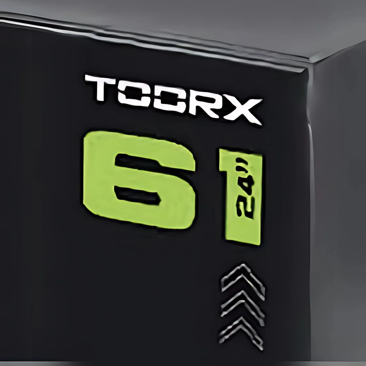 Objet noir avec des chiffres et du texte verts. Le logo 'TOORX' est également affiché.