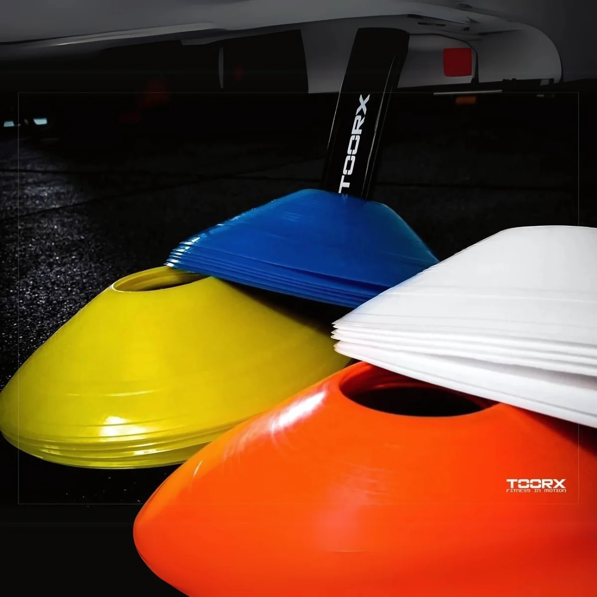 Cônes brillants en jaune, orange, bleu et blanc. Le logo 'TOORX' est visible.